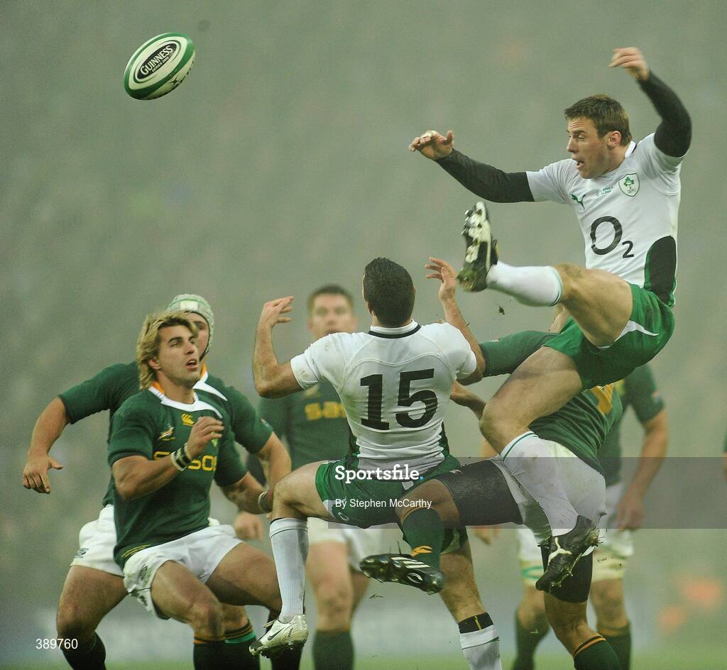 28 November 2009; Rob Kearney, 15, and Tommy Bowe, Ireland, in action against JP Pietersen, South Africa. Autumn International Guinness Series 2009, Ireland v South Africa, Croke Park, Dublin. Picture credit: Stephen McCarthy / SPORTSFILE