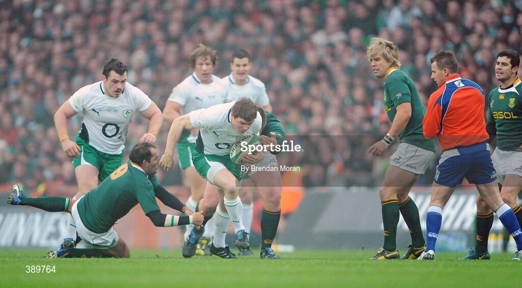 28 November 2009; Brian O'Driscoll, Ireland, breaks through Fourie du Preez and John Smit, South Africa. Autumn International Guinness Series 2009, Ireland v South Africa, Croke Park, Dublin. Picture credit: Brendan Moran / SPORTSFILE