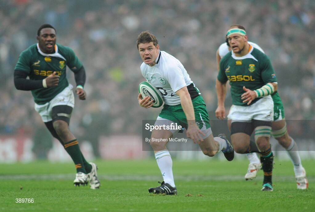28 November 2009; Brian O'Driscoll, Ireland, breaks away from South Africa. Autumn International Guinness Series 2009, Ireland v South Africa, Croke Park, Dublin. Picture credit: Stephen McCarthy / SPORTSFILE