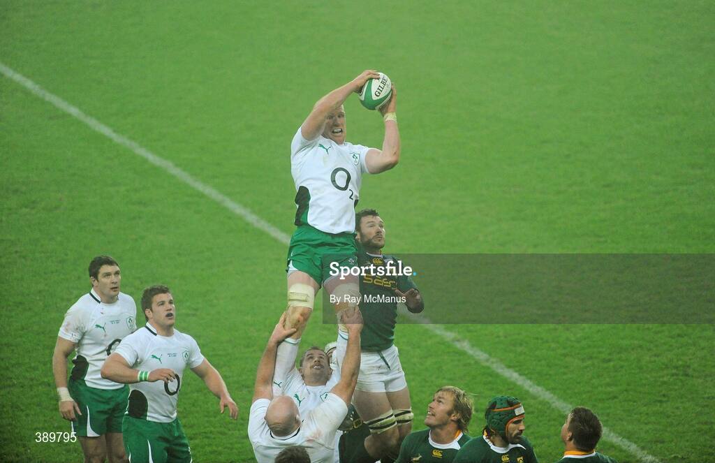 28 November 2009; Paul O'Connell, Ireland, takes the ball in the lineout. Autumn International Guinness Series 2009, Ireland v South Africa, Croke Park, Dublin. Picture credit: Ray McManus / SPORTSFILE