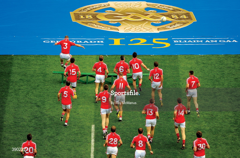 20 September 2009; Blue carpet treatment. The Cork team assemble for the traditional team photograph. Picture credit: Ray McManus / SPORTSFILE      This image may be reproduced free of charge when used in conjunction with a review of the book "A Season of Sundays 2009". All other usage © SPORTSFILE