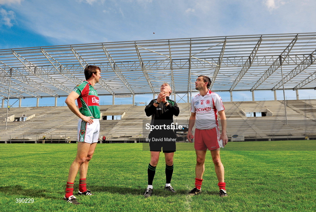 12 April 2009; Let’s get this done before the rain comes, boys. That roof isn’t the best. Referee Pat McEnaney tosses the coin between captains Ronan McGarrity (Mayo) and Ryan McMenamin (Tyrone) at Castlebar. Picture credit: David Maher / SPORTSFILE       This image may be reproduced free of charge when used in conjunction with a review of the book "A Season of Sundays 2009". All other usage © SPORTSFILE