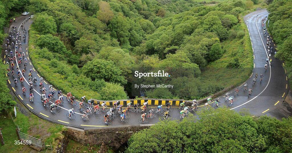 20 May 2009; A general view of the riders on the approach to Glenbeigh, Co. Kerry. FBD Insurance Ras 2009, Stage 4, Cahirciveen to Killorglin. Picture credit: Stephen McCarthy / SPORTSFILE