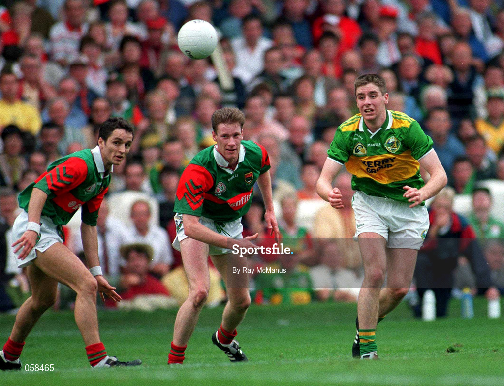 28 September 1997; Darragh Ó Sé of Kerry in action against James Nallen, centre, and Noel Connelly of Mayo during the Bank of Ireland All-Ireland Senior Football Championship Final between Kerry and Mayo at Croke Park in Dublin. Photo by Ray McManus/Sportsfile