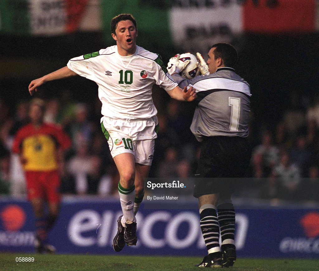 28 March 2001; Robbie Keane of Republic of Ireland races in to challenge Andorra goalkeeper Alfonzo Sachez during the 2002 FIFA World Cup Qualifier match between Andorra and Republic of Ireland at the Mini Estadi in Barcelona, Spain. Photo by David Maher/Sportsfile