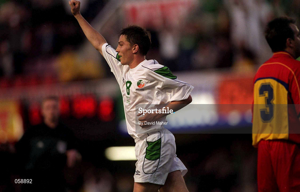 28 March 2001; Matt Holland of Republic of Ireland celebrates scoring his side's third goal during the 2002 FIFA World Cup Qualifier match between Andorra and Republic of Ireland at the Mini Estadi in Barcelona, Spain. Photo by David Maher/Sportsfile