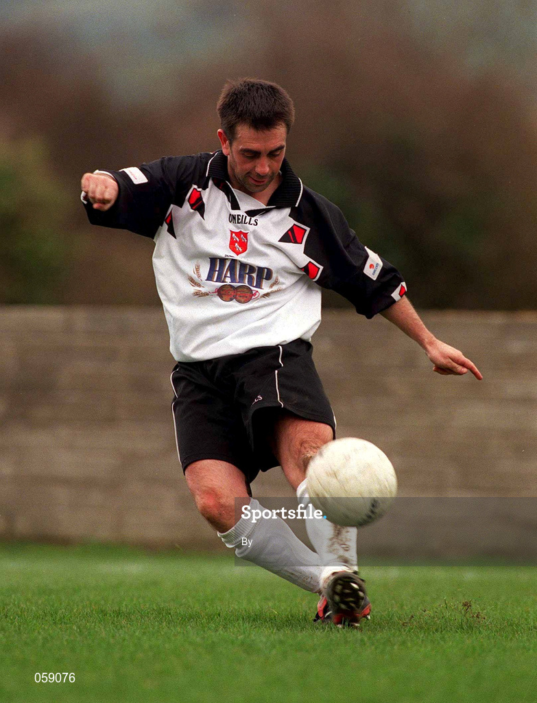 1 April 2001; Tommy Byrne, Dundalk, Soccer. Picture credit; David Maher / SPORTSFILE