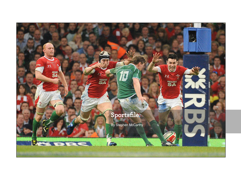 21 March 2009; Ronan O'Gara, Ireland, kicks a drop goal to make the score Wales 15 - Ireland 17. RBS Six Nations Championship, Wales v Ireland, Millennium Stadium, Cardiff, Wales. Picture credit: Stephen McCarthy / SPORTSFILE