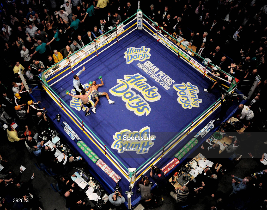 21 March 2009; Referee Hubert Earle calls a halt to the fight after Bernard Dunne knocked down Ricardo Cordoba during the eleventh round to win the WBA World Super Bantamweight title. Hunky Dory World Title Fight Night, Bernard Dunne v Ricardo Cordoba, The O2, Dublin. Picture credit: David Maher / SPORTSFILE