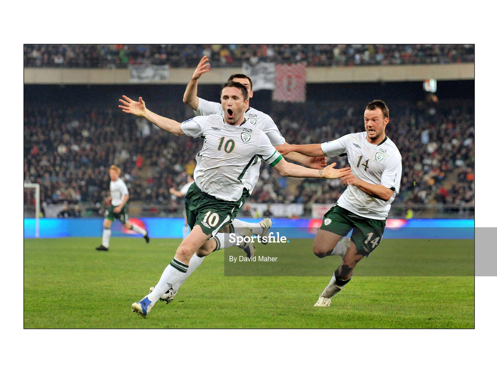 1 April 2009; Robbie Keane, Republic of Ireland, celebrates after scoring his sides first goal with team-mates Darron Gibson and Noel Hunt. 2010 FIFA World Cup Qualifier, Italy v Republic of Ireland, San Nicola Stadium, Bari, Italy. Picture credit: David Maher / SPORTSFILE