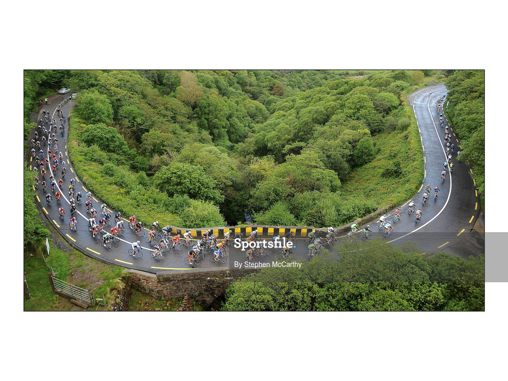 20 May 2009; A general view of the riders on the approach to Glenbeigh, Co. Kerry. FBD Insurance Ras 2009, Stage 4, Cahirciveen to Killorglin. Picture credit: Stephen McCarthy / SPORTSFILE