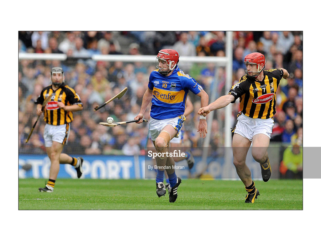 6 September 2009; John Tennyson, Kilkenny, loses his hurley attempting to dispossess Pat Kerwick, Tipperary. GAA Hurling All-Ireland Senior Championship Final, Kilkenny v Tipperary, Croke Park, Dublin. Picture credit: Brendan Moran / SPORTSFILE