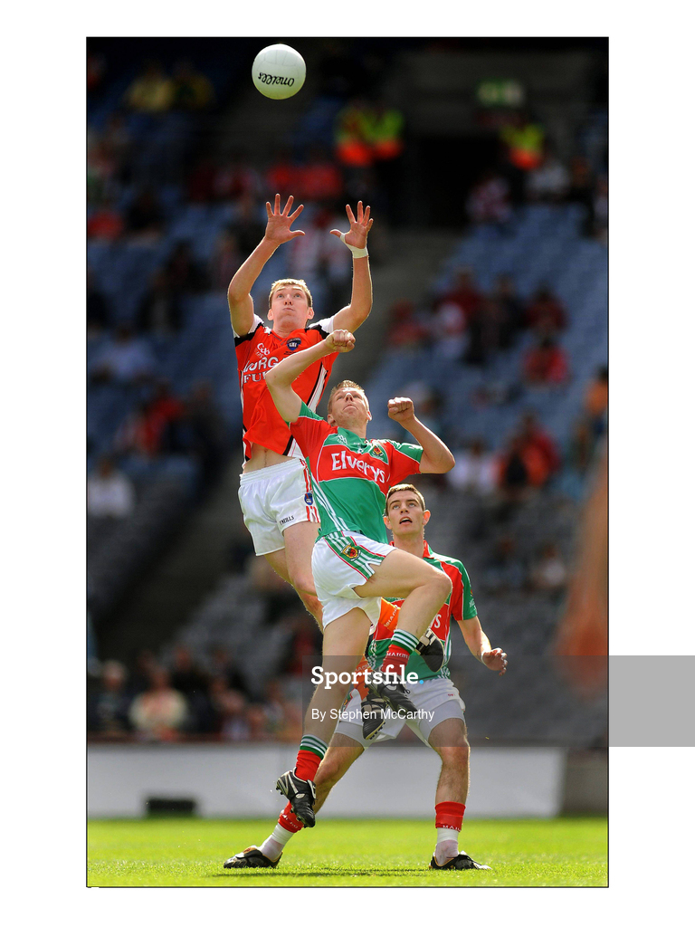 20 September 2009; James Donnelly, Armagh, contests a high ball with Shane McDermott, Mayo, supported by team-mate Aidan Walsh. ESB GAA Football All-Ireland Minor Championship Final, Armagh v Mayo, Croke Park, Dublin. Picture credit: Stephen McCarthy / SPORTSFILE
