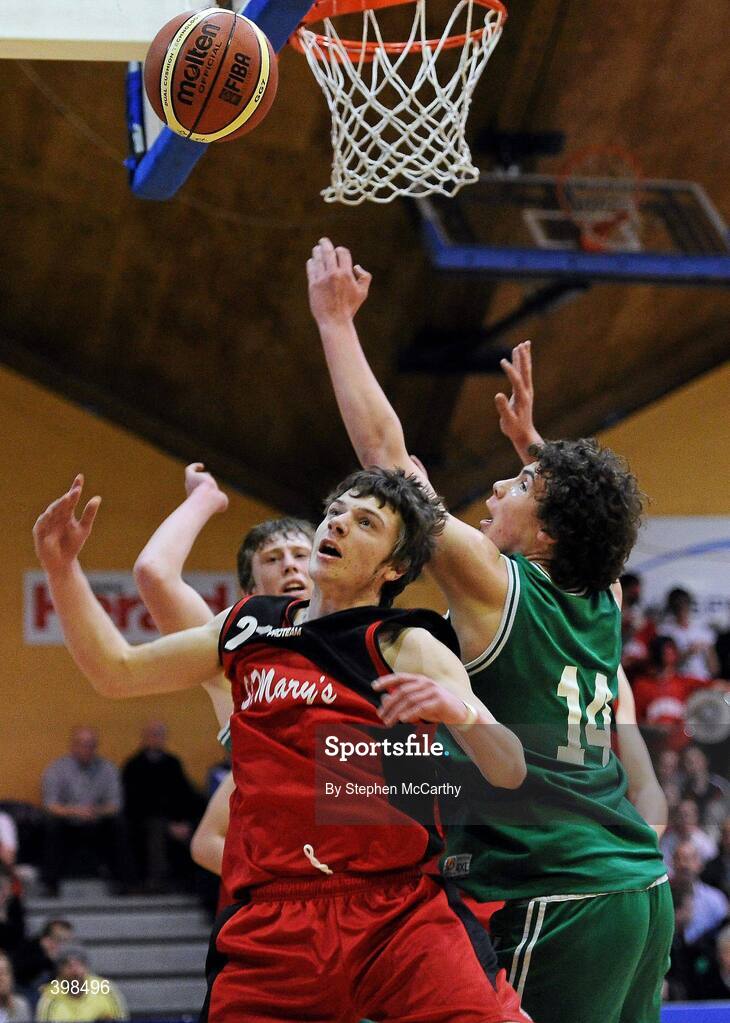 29 January 2010; Con O'Mahony, St. Mary’s Castleisland, in action against Eoghan Moore, Eanna. Basketball Ireland Men’s Under 18 National Cup Final, Eanna, Dublin V St. Mary’s Castleisland, Kerry, Tallaght, Dublin. Picture credit: Stephen McCarthy / SPORTSFILE