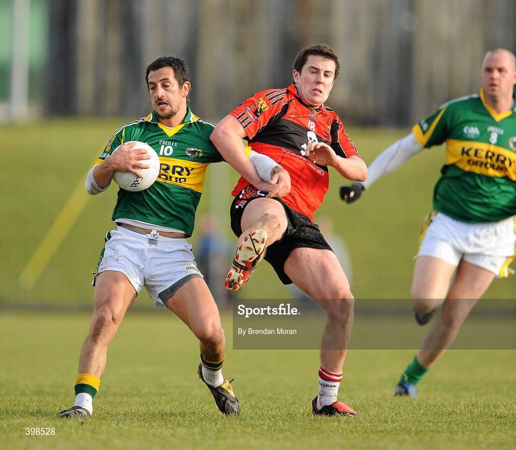 30 January 2010; Paul Galvin, Kerry, holds possession ahead of Michael Mennis, University College Cork. Munster GAA McGrath Cup Senior Football Final, Kerry v University College Cork, Austin Stack Park, Tralee, Co. Kerry. Picture credit: Brendan Moran / SPORTSFILE