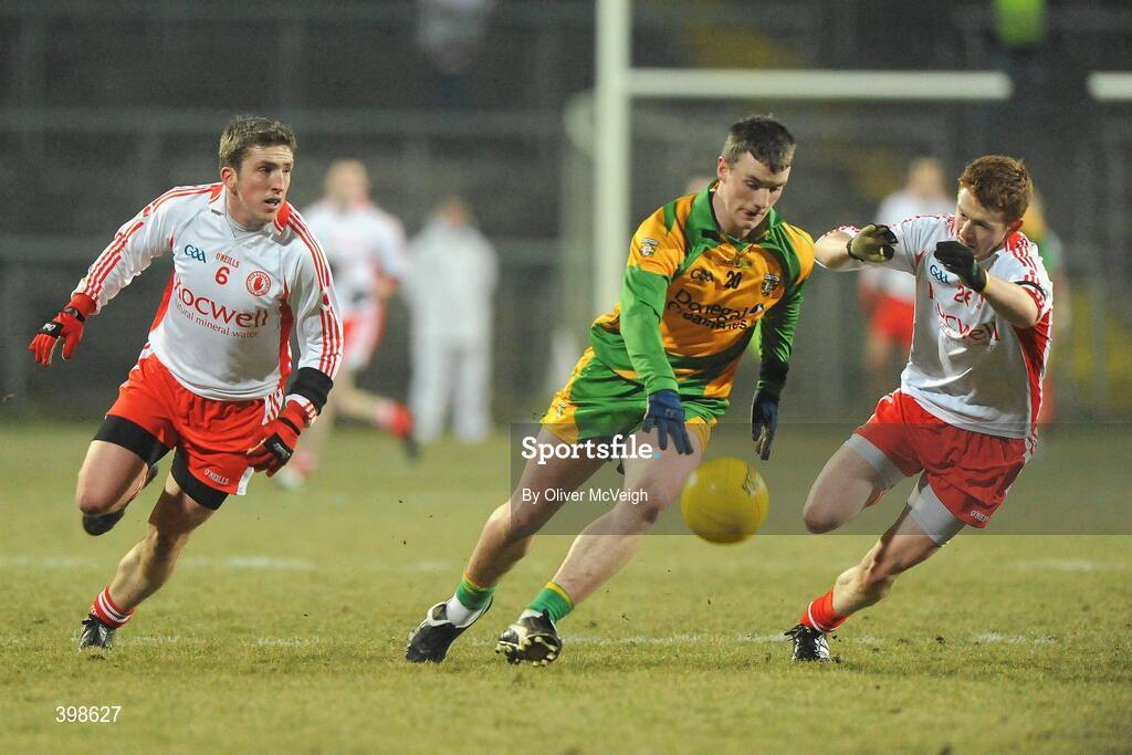 30 January 2010; Leo McLoone, Donegal, in action against Dermot Carlin and Niall McKenna, Tyrone. Barrett Sports Lighting Dr. McKenna Cup Final, Donegal v Tyrone, Brewster Park, Enniskillen, Co. Fermanagh. Picture credit: Oliver McVeigh / SPORTSFILE