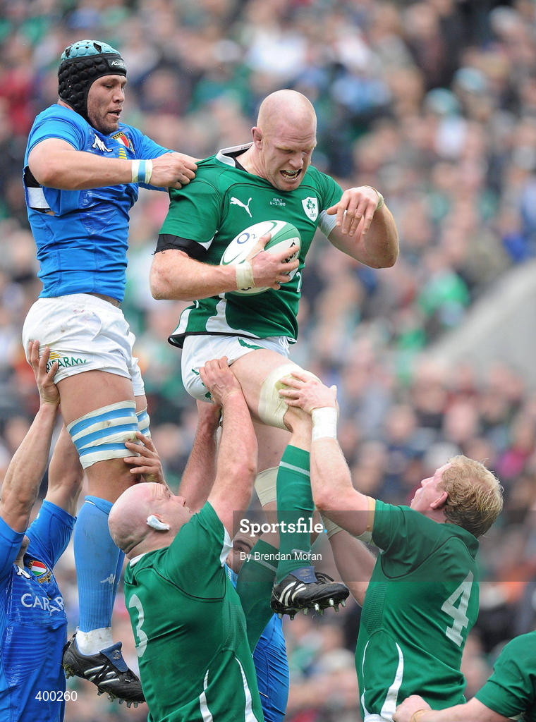 6 February 2010; Paul O’Connell, Ireland, takes the ball in the line out from Carlo Del Fava, Italy. RBS Six Nations Rugby Championship, Ireland v Italy, Croke Park, Dublin. Picture credit: Brendan Moran / SPORTSFILE