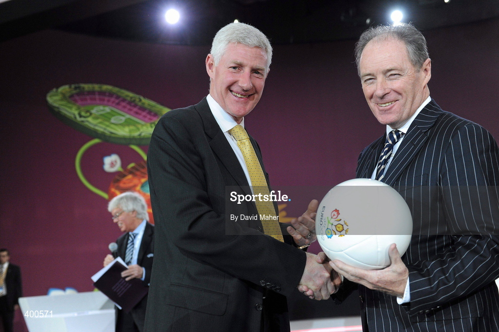 7 February 2010; Northern Ireland manager Nigel Worthington, left, with Faroe Islands manager Brian Kerr at the end of the UEFA European Championship Qualifying Draw. Warsaw's Palace of Culture and Science, Warsaw, Poland. Picture credit: David Maher / SPORTSFILE