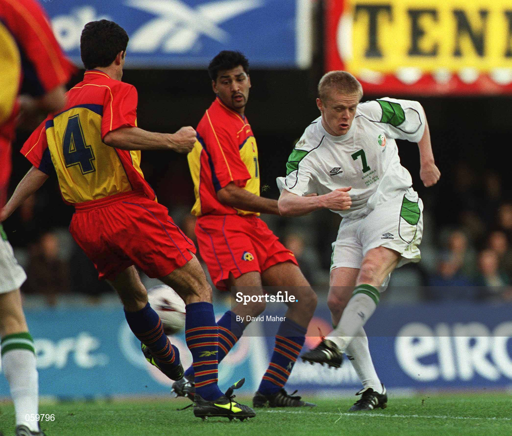 28 March 2001; Damien Duff of Republic of Ireland takes a shot on goal during the 2002 FIFA World Cup Qualifier match between Andorra and Republic of Ireland at the Nou Camp in Barcelona, Spain. Photo by David Maher/Sportsfile