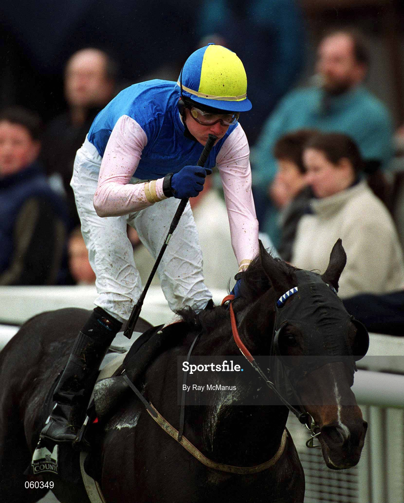 21 April 2001; Tarry Flynn, with Pat Smullen up, on their way to win the Thoroughbred County Irish Lincolshire at The Curragh Racecourse in Kildare. Photo by Ray McManus/Sportsfile