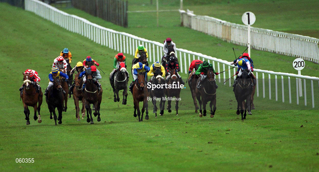 21 April 2001; Tarry Flynn, with Pat Smullen up, extreme right, lead the field with under 200 yards to race, on their way to win the Thoroughbred County Irish Lincolshire at The Curragh Racecourse in Kildare. Photo by Ray McManus/Sportsfile