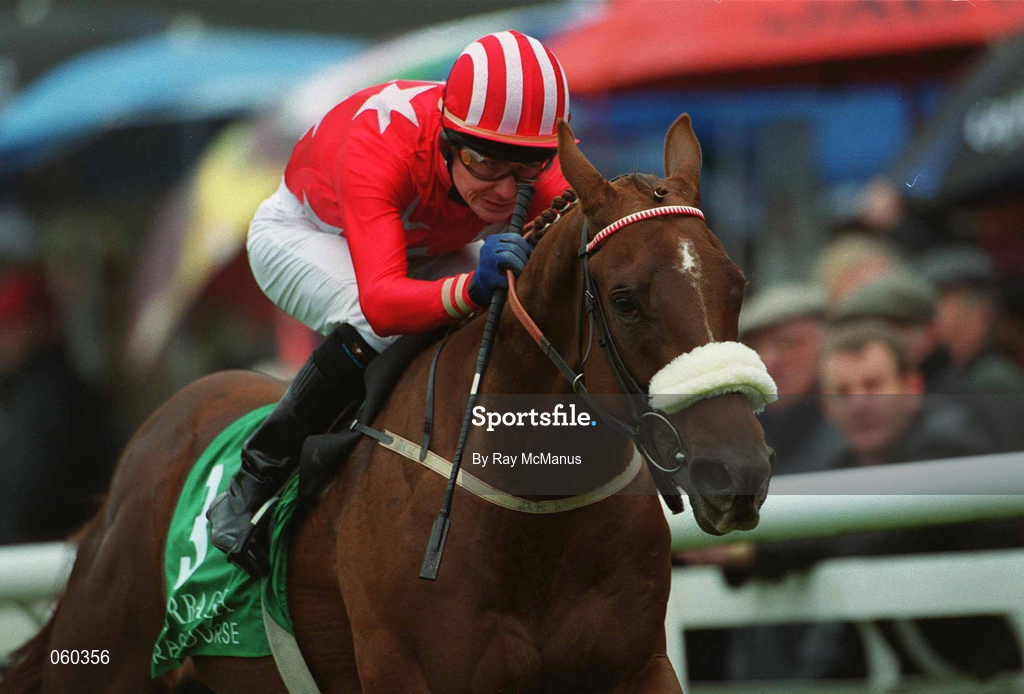 21 April 2001; Lethal Agenda, with Pat Smullen, on their way to win The Loughbrown Stakes at The Curragh Racecourse in Kildare. Photo by Ray McManus/Sportsfile