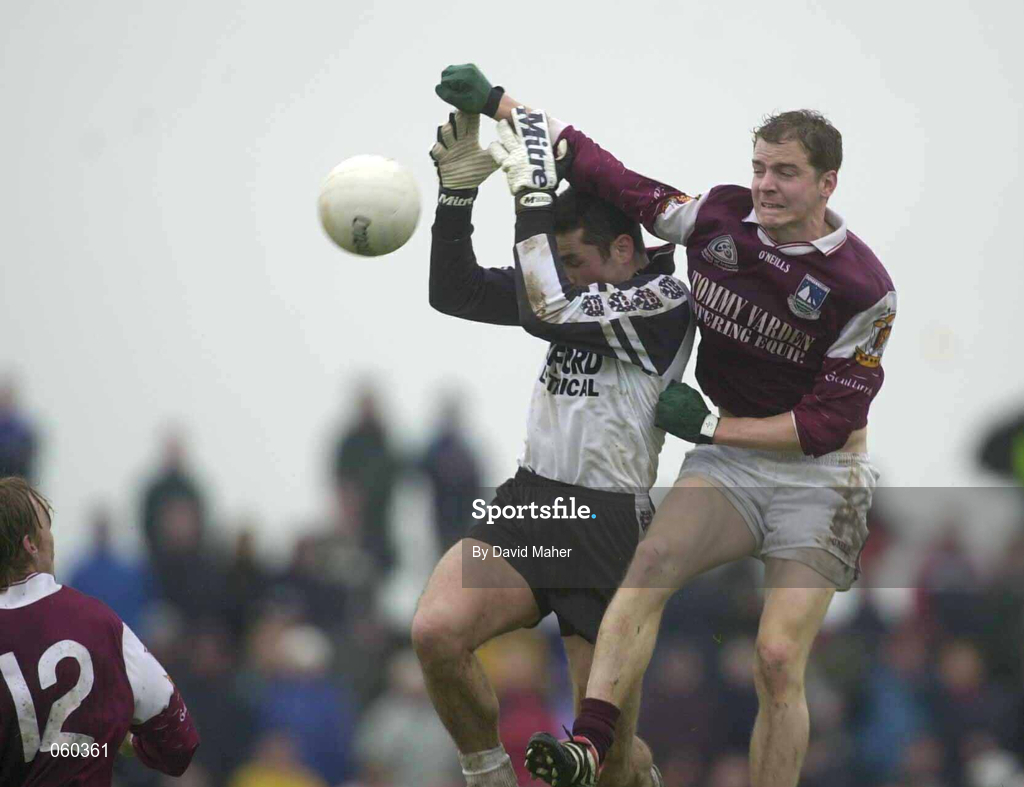 21 April 2001; Michael Donnellan of Galway, in action against Eamonn O'Hara of Sligo during the Allianz GAA National Football League Division 1 Semi-Final match between Galway and Sligo in Dr Hyde Park in Roscommon. Photo by David Maher/Sportsfile