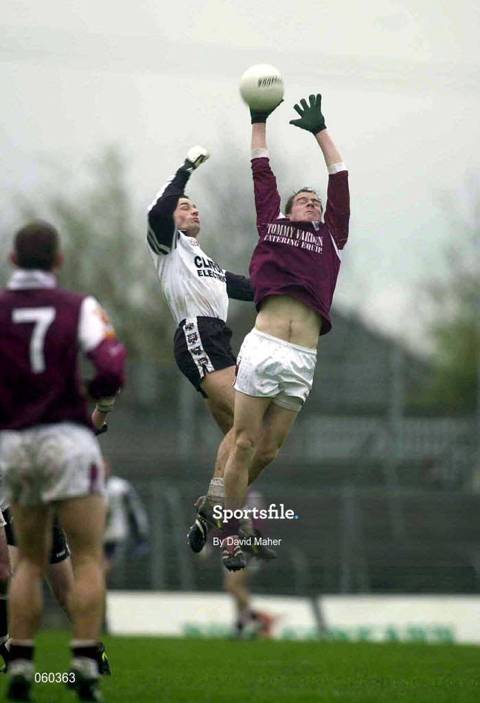 21 April 2001; Michael Donnellan of Galway in action against Eamonn O'Hara of Sligo during the Allianz GAA National Football League Division 1 Semi-Final match between Galway and Sligo in Dr Hyde Park in Roscommon. Photo by David Maher/Sportsfile