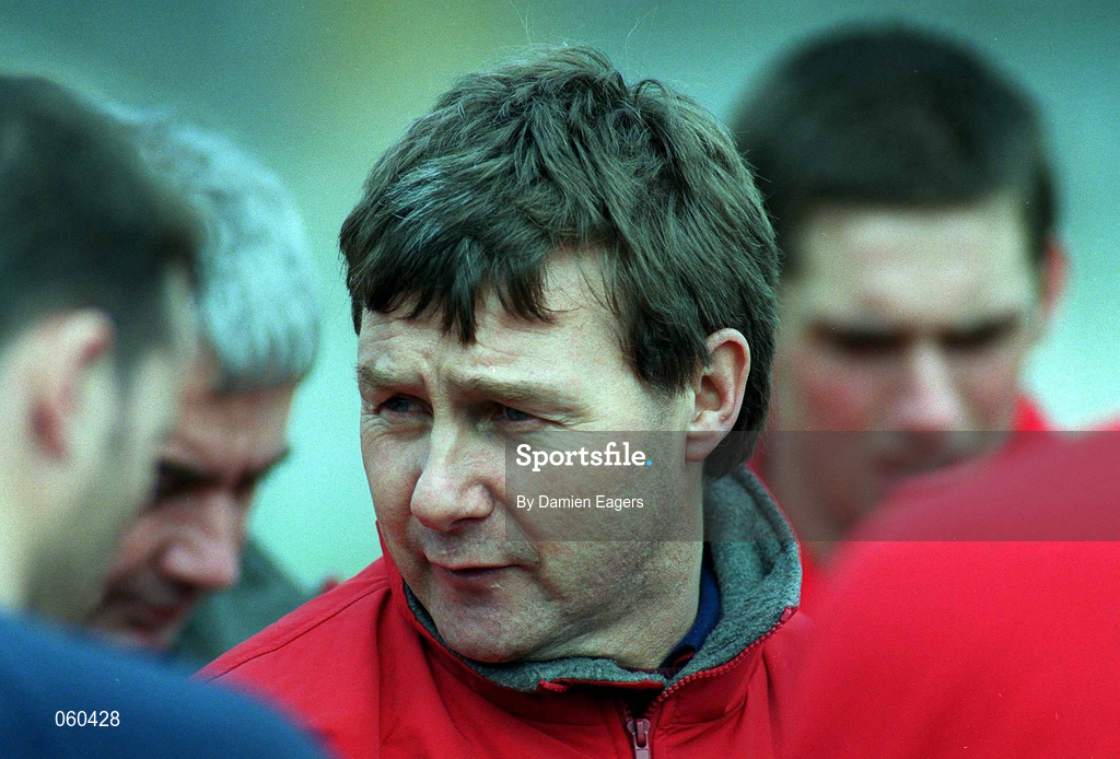 15 April 2001; Cork manager Tom Cashman speaks to his players at the Allianz GAA National Hurling League Division 1B Round 5 match between Tipperary and Cork at Semple Stadium in Thurles, Tipperary. Photo by Damien Eagers/Sportsfile