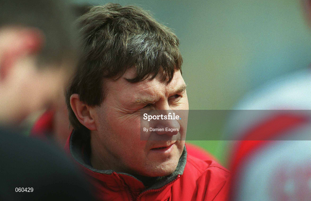 15 April 2001; Cork manager Tom Cashman speaks to his players at the Allianz GAA National Hurling League Division 1B Round 5 match between Tipperary and Cork at Semple Stadium in Thurles, Tipperary. Photo by Damien Eagers/Sportsfile