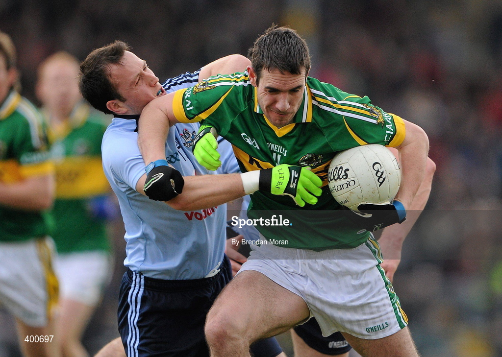 7 February 2010; Declan O'Sullivan, Kerry, holds off the challenge of Paul Conlon, Dublin. Allianz GAA Football National League, Division 1, Round 1, Kerry v Dublin. Fitzgerald Stadium, Killarney. Picture credit: Brendan Moran / SPORTSFILE