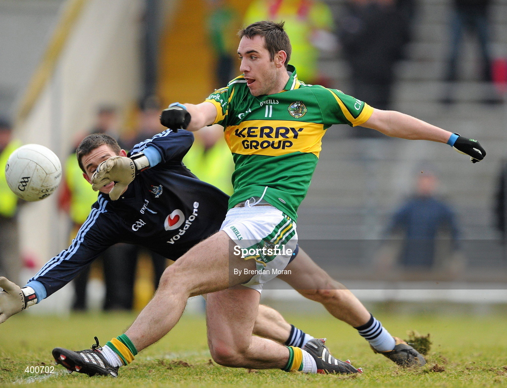 7 February 2010; Declan O'Sullivan, Kerry, shoots wide of Dublin goalkeeper Stephen Cluxton. Allianz GAA Football National League, Division 1, Round 1, Kerry v Dublin. Fitzgerald Stadium, Killarney. Picture credit: Brendan Moran / SPORTSFILE