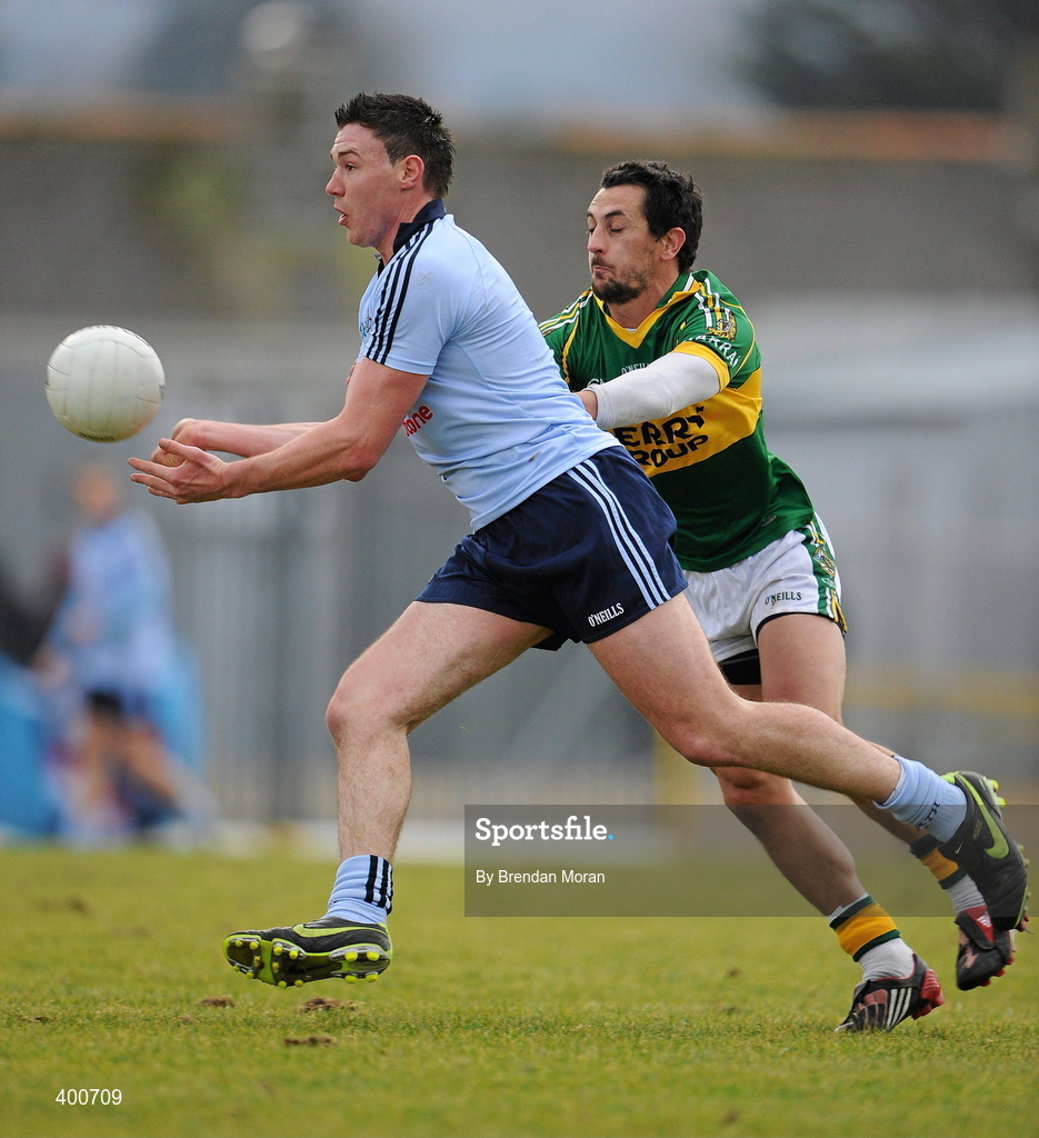 7 February 2010; Éamon Fennell, Dublin, in action against Paul Galvin, Kerry. Allianz GAA Football National League, Division 1, Round 1, Kerry v Dublin. Fitzgerald Stadium, Killarney. Picture credit: Brendan Moran / SPORTSFILE