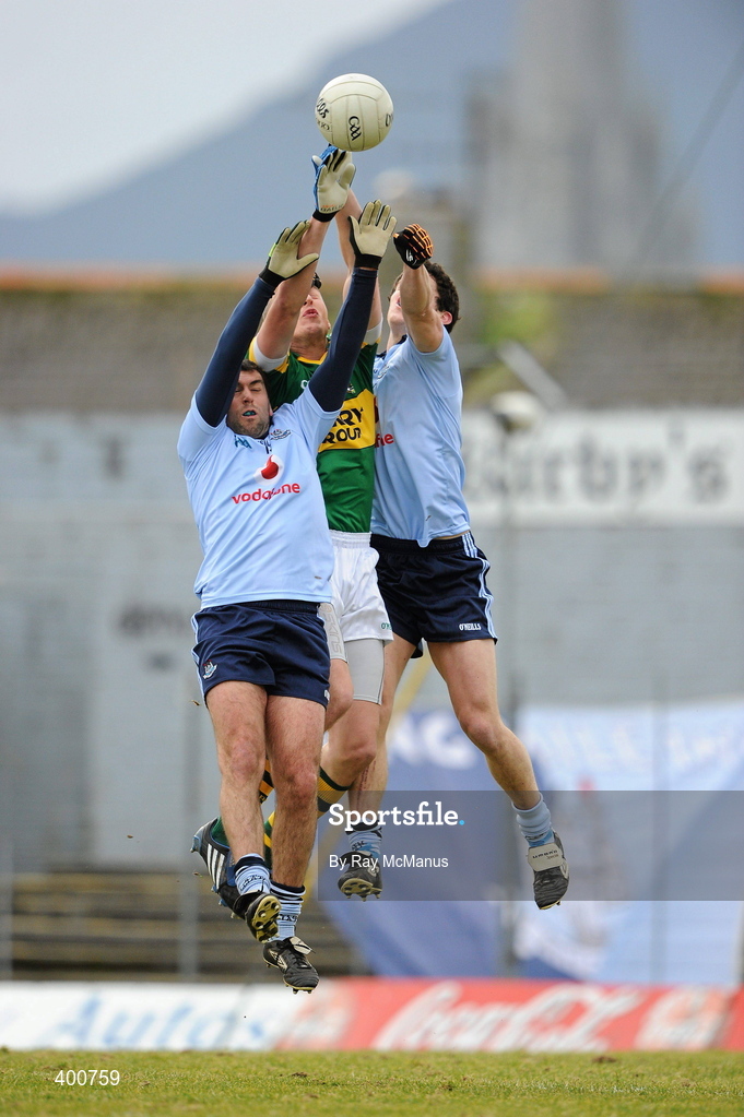 7 February 2010; Kieran Donaghy, Kerry, in action against David Henry, left, and Rory O'Carroll, Dublin. Allianz GAA Football National League, Division 1, Round 1, Kerry v Dublin. Fitzgerald Stadium, Killarney. Picture credit: Ray McManus / SPORTSFILE