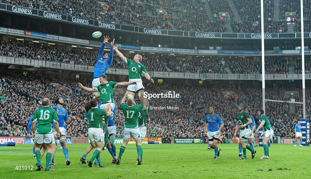 6 February 2010; Leo Cullen, Ireland, contests a lineout with Marco Bortolami, Italy. RBS Six Nations Rugby Championship, Ireland v Italy, Croke Park, Dublin. Picture credit: Brendan Moran / SPORTSFILE