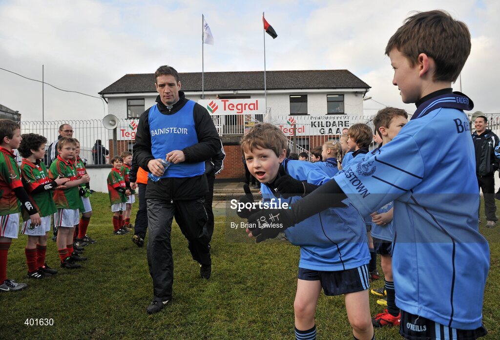 7 February 2010; Kildare manager Kieran McGeeney receives the applause, and even a thumbs up, from Young members of Eadestown GFC, right, and Suncroft GFC, as he makes his way out for the start of the match. St Conleth's Park, Newbridge, Co. Kildare. Picture credit: Brian Lawless / SPORTSFILE
