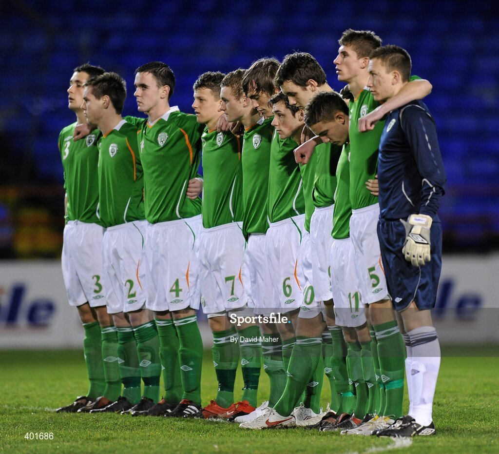 9 February 2010; The Republic of Ireland Under 17 team stand together during a minute silence before the start of the game. Under 17 International Friendly, Republic of Ireland v Hungary, Tolka Park, Dublin. Picture credit: David Maher / SPORTSFILE