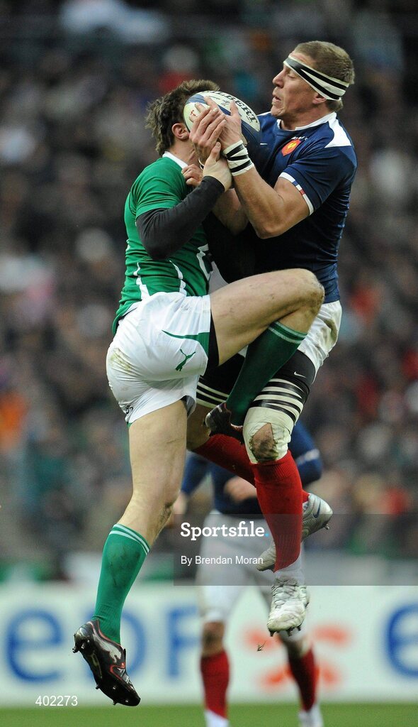13 February 2010; Imanol Harinordoquy, France, collects a garryowen from Tommy Bowe, Ireland. RBS Six Nations Rugby Championship, France v Ireland, Stade de France, Saint Denis, Paris, France. Picture credit: Brendan Moran / SPORTSFILE