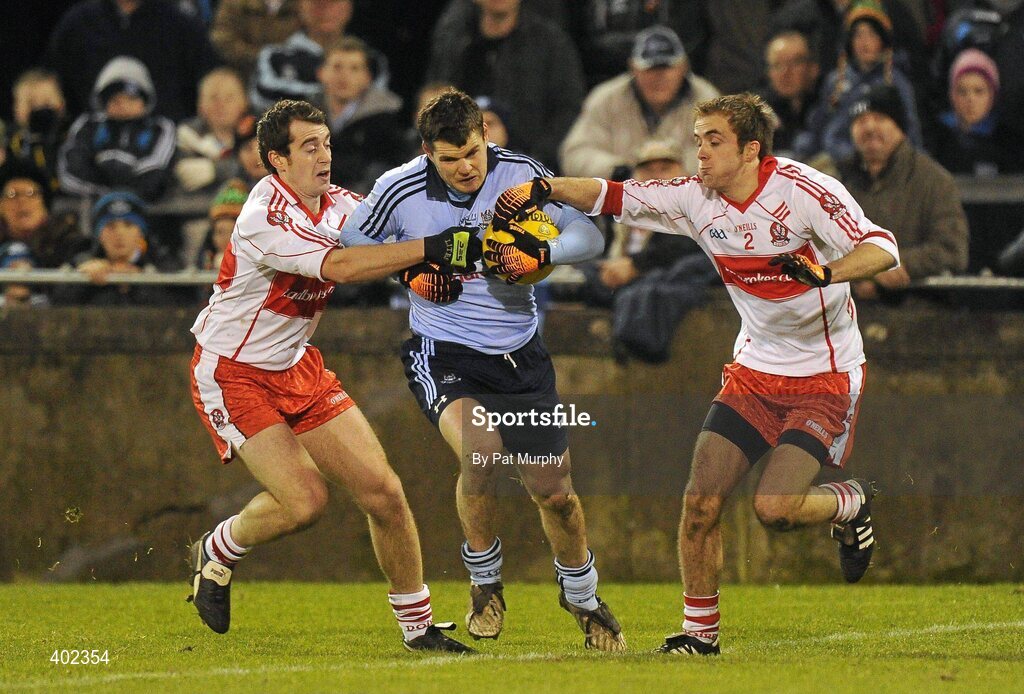 13 February 2010; Kevin McManamon, Dublin, in action against Charlie Kielt, left, and Brian Óg McAlary, right, Derry. Allianz National Football League, Division 1, Round 2, Dublin v Derry, Parnell Park, Dublin. Picture credit: Pat Murphy / SPORTSFILE