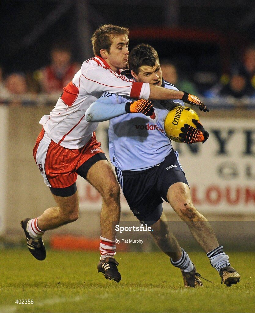 13 February 2010; Kevin McManamon, Dublin, in action against Brian Óg McAlary, Derry. Allianz National Football League, Division 1, Round 2, Dublin v Derry, Parnell Park, Dublin. Picture credit: Pat Murphy / SPORTSFILE