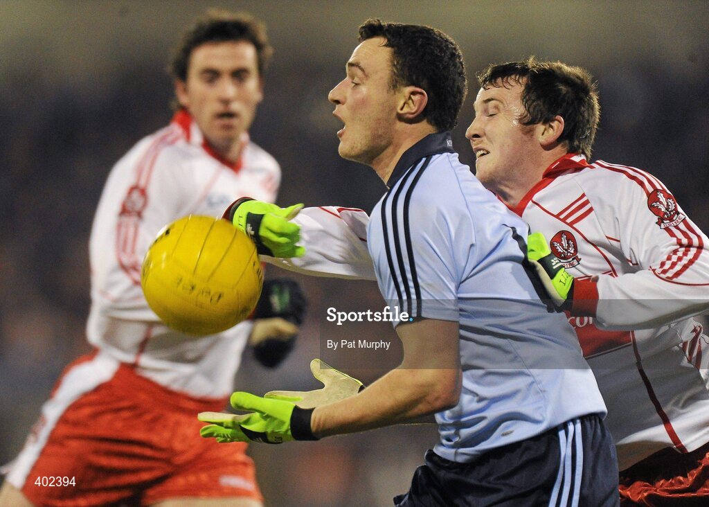 13 February 2010; Blaine Kelly, Dublin, in action against Michael McGoldrick, Derry. Allianz National Football League, Division 1, Round 2, Dublin v Derry, Parnell Park, Dublin. Picture credit: Pat Murphy / SPORTSFILE