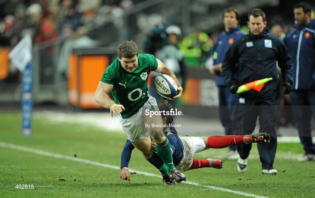 13 February 2010; Gordon D'Arcy, Ireland, escapes the tackle of Clement Piotrenaud, France. RBS Six Nations Rugby Championship, France v Ireland, Stade de France, Saint Denis, Paris, France. Picture credit: Brendan Moran / SPORTSFILE *** Local Caption ***