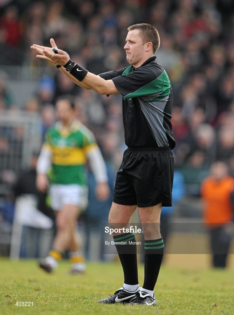 7 February 2010; Referee Rory Hickey signals for an illegal handpass of the ball. Allianz GAA Football National League, Division 1, Round 1, Kerry v Dublin. Fitzgerald Stadium, Killarney. Picture credit: Brendan Moran / SPORTSFILE