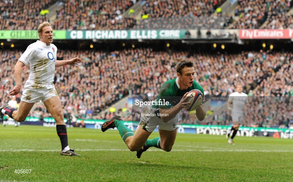 27 February 2010; Ireland's Tommy Bowe on his way to scoring his side's first try, and his twelfth of all time, against England. RBS Six Nations Rugby Championship, England v Ireland, Twickenham Stadium, Twickenham, London, England. Picture credit: Brendan Moran / SPORTSFILE