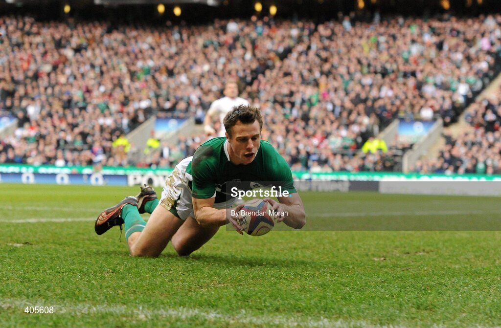 27 February 2010; Ireland's Tommy Bowe on his way to scoring his side's first try, and his twelfth of all time, against England. RBS Six Nations Rugby Championship, England v Ireland, Twickenham Stadium, Twickenham, London, England. Picture credit: Brendan Moran / SPORTSFILE
