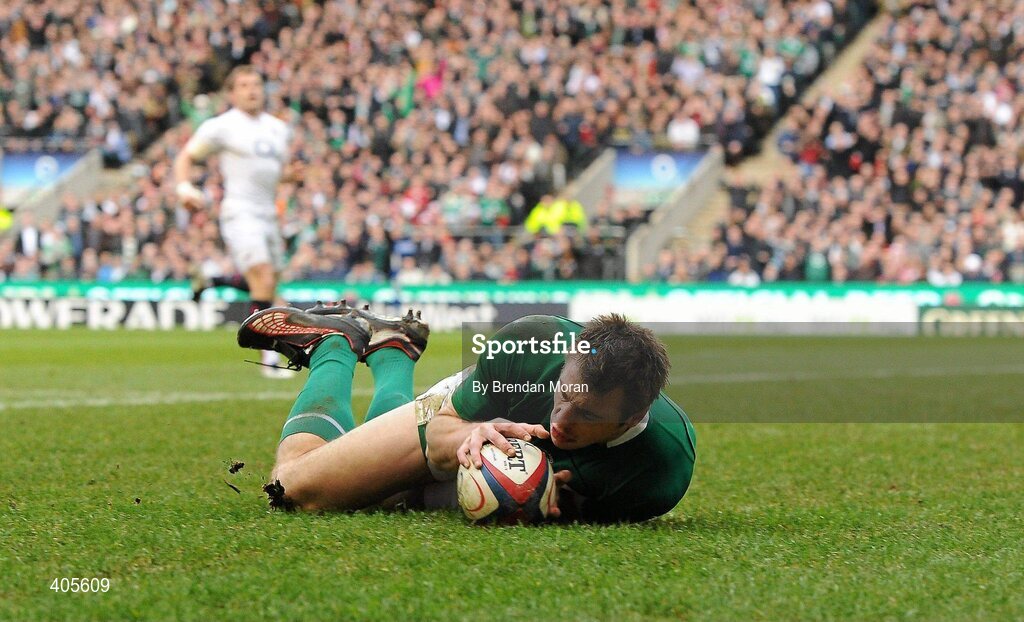 27 February 2010; Ireland's Tommy Bowe on his way to scoring his side's first try, and his twelfth of all time, against England. RBS Six Nations Rugby Championship, England v Ireland, Twickenham Stadium, Twickenham, London, England. Picture credit: Brendan Moran / SPORTSFILE