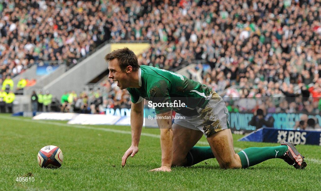 27 February 2010; Ireland's Tommy Bowe celebrates after scoring his side's first try, and his twelfth of all time, against England. RBS Six Nations Rugby Championship, England v Ireland, Twickenham Stadium, Twickenham, London, England. Picture credit: Brendan Moran / SPORTSFILE