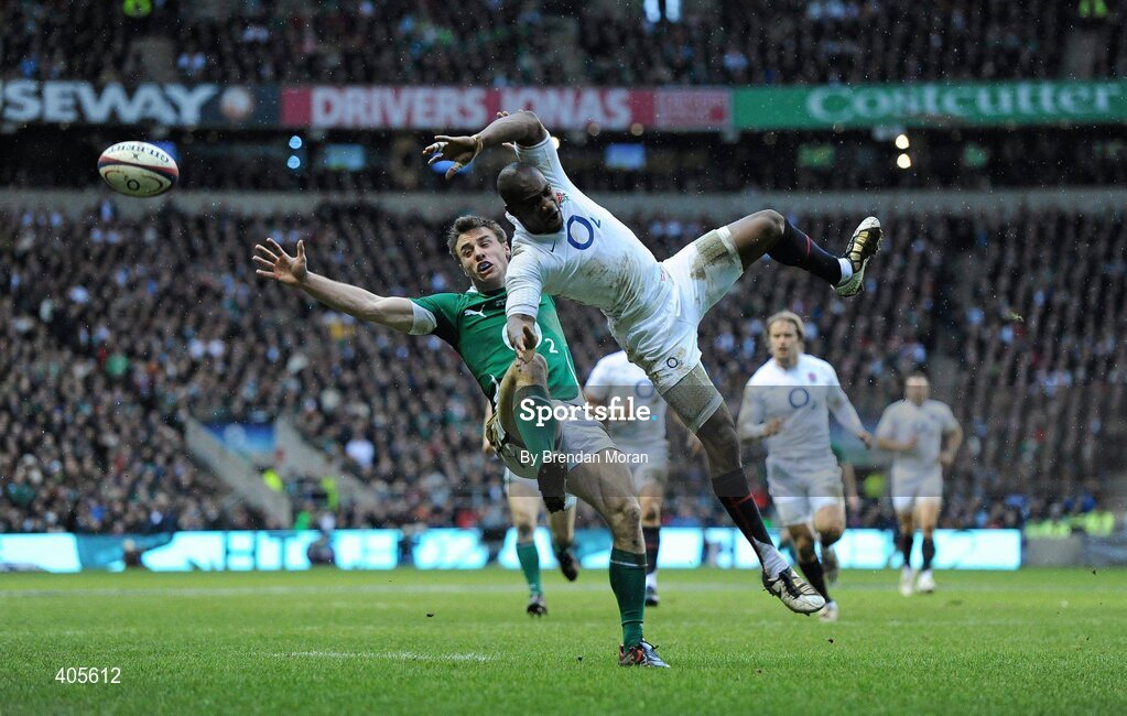 27 February 2010; Ireland's Tommy Bowe contests a high ball with Ugo Monye, England. RBS Six Nations Rugby Championship, England v Ireland, Twickenham Stadium, Twickenham, London, England. Picture credit: Brendan Moran / SPORTSFILE