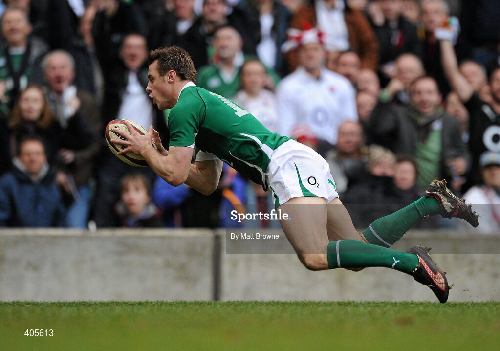 27 February 2010; Ireland's Tommy Bowe on his way to scoring his side's first try, and his twelfth of all time, against England. RBS Six Nations Rugby Championship, England v Ireland, Twickenham Stadium, Twickenham, London, England. Picture credit: Matt Browne / SPORTSFILE