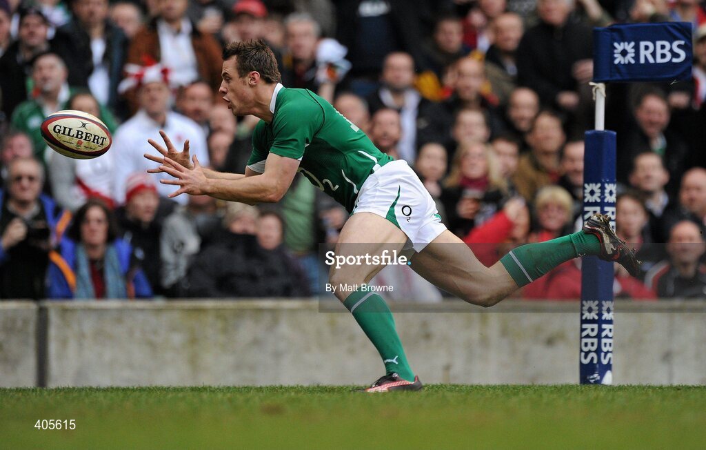 27 February 2010; Ireland's Tommy Bowe on his way to scoring his side's first try, and his twelfth of all time, against England. RBS Six Nations Rugby Championship, England v Ireland, Twickenham Stadium, Twickenham, London, England. Picture credit: Matt Browne / SPORTSFILE